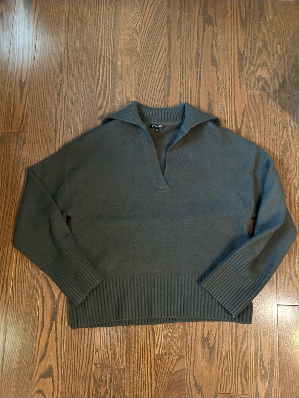 Open-Collar V-Neck Polo Sweater in forest green — Dynamite Size M